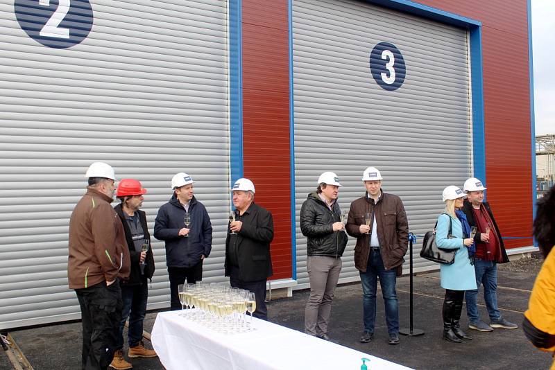 Ze slavnostního otevření nové předávací haly, v níž si zákazníci kontrolují kvalitu nově vyrobených železničních vagónů ve firmě Nymwag v Nymburce.