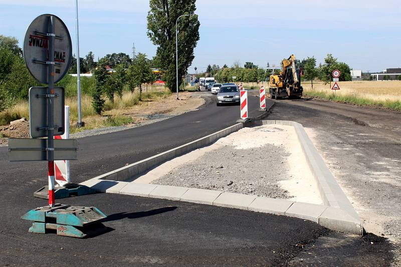 Velký a oválný kruhový objezd, který od jara roste mezi Poděbrady a Pískovou Lhotou, má už jižní část své trasy prakticky dokončenou.