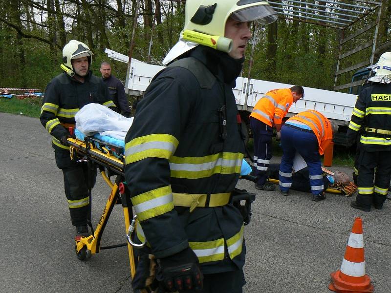 Cvičení simulující nehodu autobusu převážejícího vězně