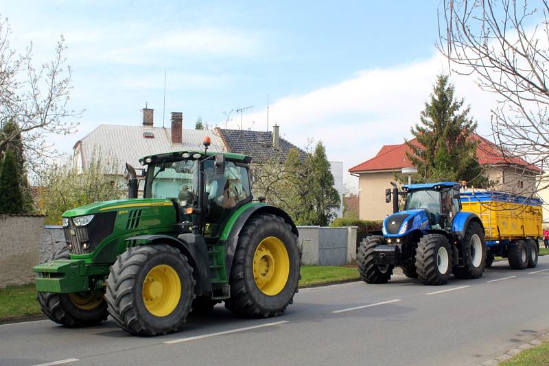 Kolona troubících traktorů jela po hlavních tepnách Poděbrad. Maturanti slavili poslední zvonění.