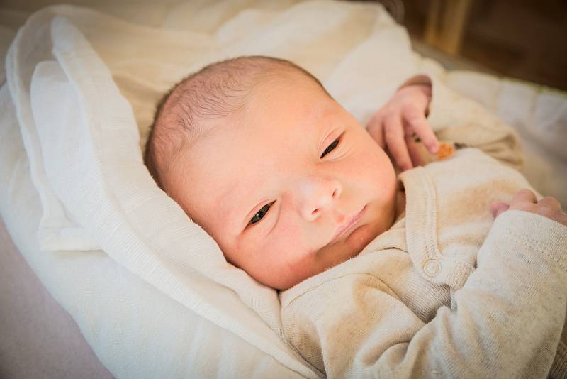 Marek Štola, Kovanice. Narodil se 27. září 2019, vážil 3 370g a měřil 51 cm. Chlapce očekávali rodiče Marek a Markéta.