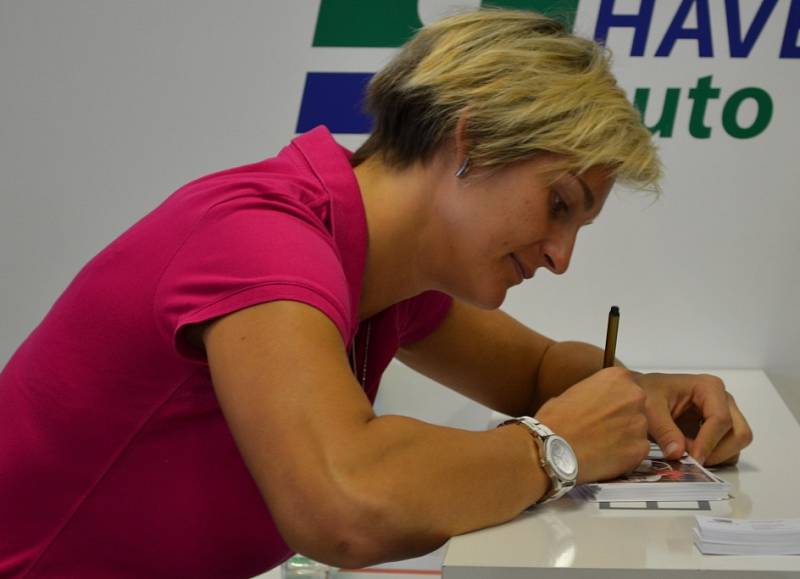 Barbora Špotáková při autogramiádě na výstavišti v Lysé nad Labem.