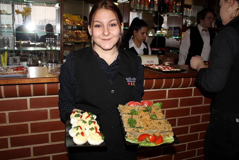 V úterý ráno začala výstava na Středním odborném učilišti a Střední odborné škole v Městci Králové. Láká na velikonoční speciality včetně ochutnávek dobrot.