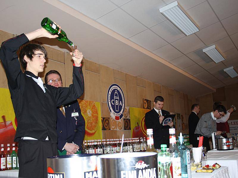 S novými drinky bojovalo o přízeň poroty i publika 46 studentů a třeba budoucích barmanů.