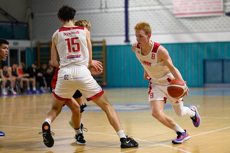 Z basketbalového utkání nadstavbové části extraligy kadetů Nymburk - Jindřichův Hradec (56:50)