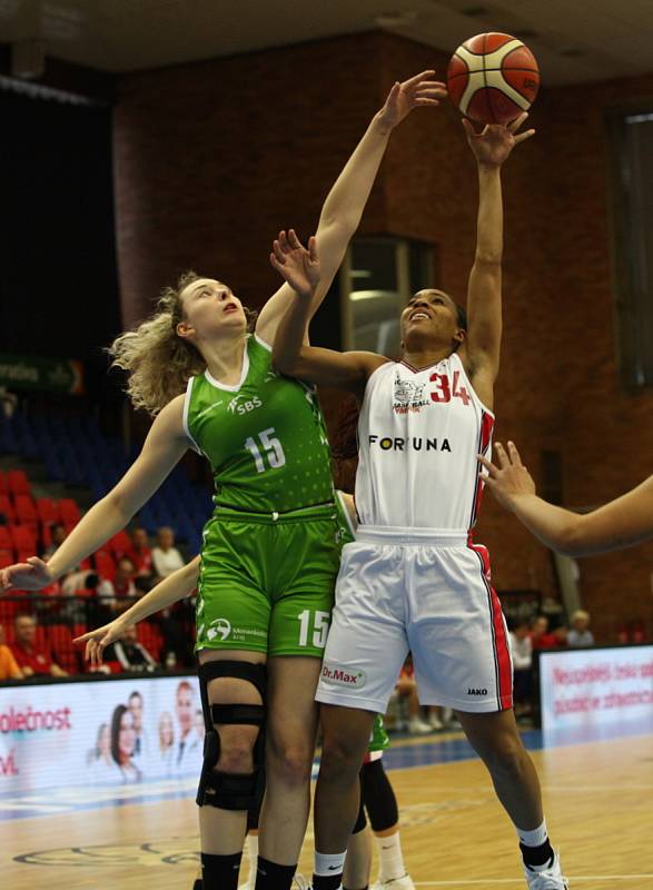 Basketbalistky Nymburka (v bílém) porazily v dalším kole ženské ligy na své palubovce poslední Ostravu o dvacet bodů 88:68.