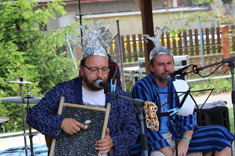 Undergroundový festival s názvem Aby radost nezmizela se konal ve Velelibech.