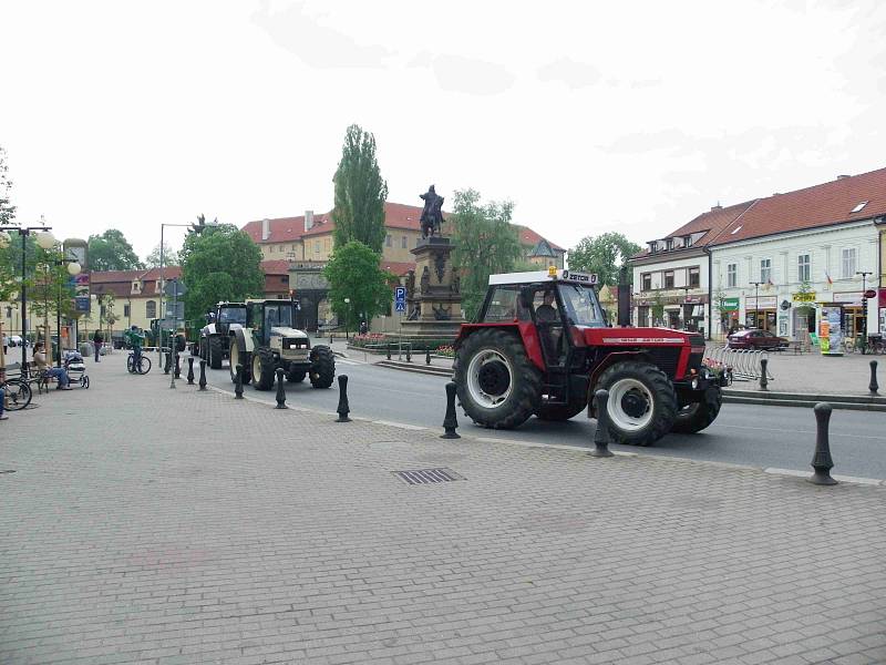 Spanilou jízdou Traktorparáda se studenti poděbradské zemědělky rozloučili se školou.