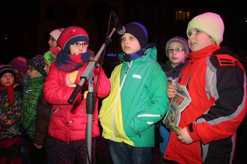 Akce Česko zpívá koledy 2016 na náměstí Přemyslovců v Nymburce.