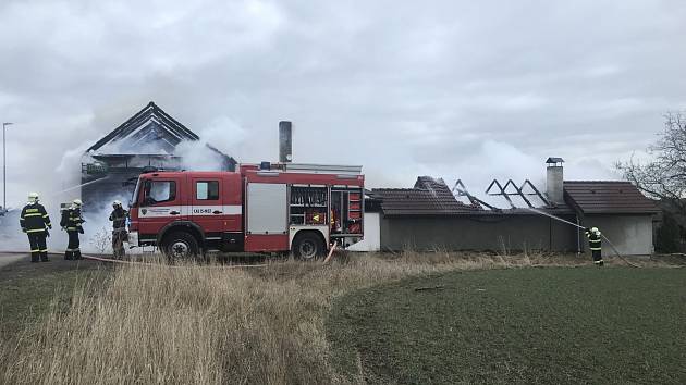 Při požáru usedlosti ve Vykáni byl vyhlášen druhý stupeň poplachu.