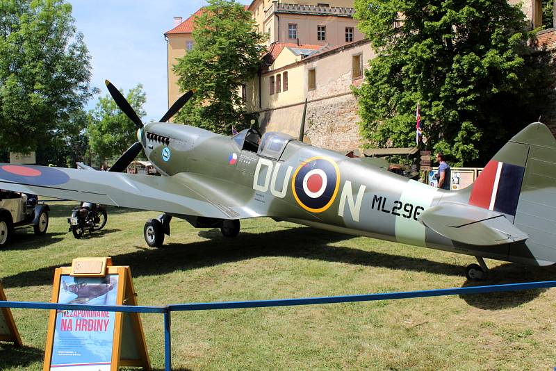 Členové vojenských klubů se ve spolupráci s poděbradskou radnicí rozhodli připomenout 80. výročí od spáchání atentátu na říšského protektora Reinharda Heydricha.