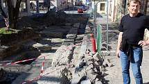 Archeolog Luděk Kos při komentované prohlídce popsal objevy v ulici Na Příkopě.
