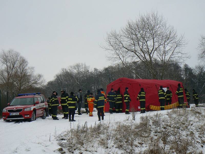 Hasiči nacvičovali vytažení tonoucí osoby nebo zvířete v Labi u Drahelic