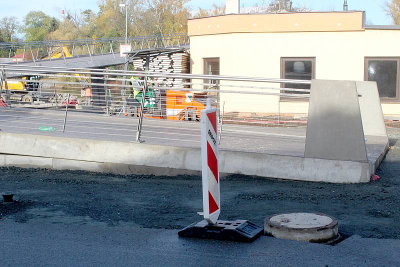 Zakončení lávky na zálabské straně je v obou směrech bezbariérové.