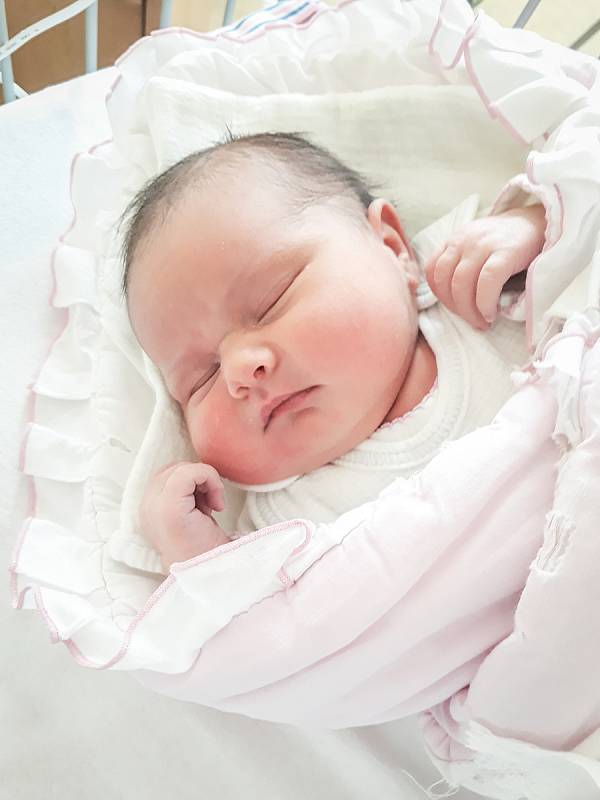 Adéla Rossová, Kouty. Narodila se 27. května 2020 v 12.05 hodin, vážila 3 940g a měřila 49 cm. Na holčičku se těšili rodiče Jana a Miloslav a bráškové David (13 let) a Honzík (8 let). (Porodnice Nymburk)