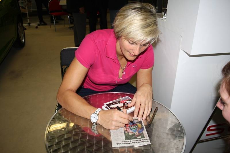 Barbora Špotáková při autogramiádě na výstavišti v Lysé nad Labem.