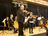 Z Vánočního koncertu Nymburského komorního orchestru ve velkém sále Obecního domu.