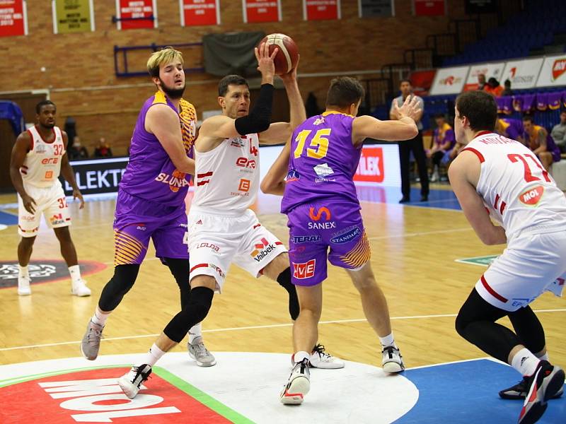 Z basketbalového utkání Kooperativa NBL Nymburk - Ústí nad Labem