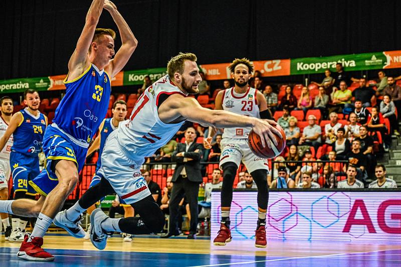 Z basketbalového utkání nejvyšší soutěže Nymburk - Opava (92:75)