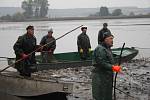 Výlov Žehuňského rybníka začal, už nyní mají rybáři odlovené stovky metráků ryb.