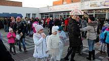 Na sídlišti se sešli místní na jarmarku před Základní školou Letců R.A.F.