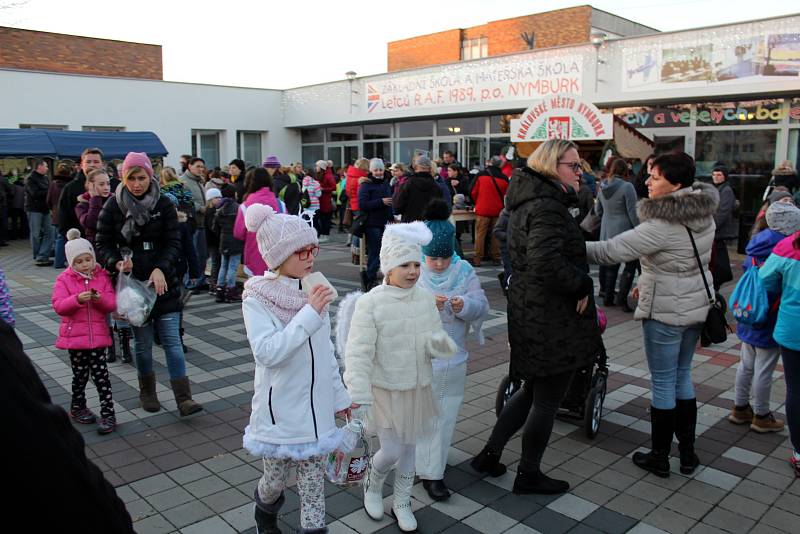 Na sídlišti se sešli místní na jarmarku před Základní školou Letců R.A.F.