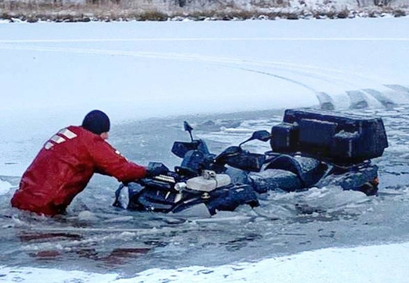 Záchrana řidiče čtyřkolky, který při adrenalinové vyjížďce po zasněžené zamrzlé hladině Pastušského rybníka v obci Bratčice na Kutnohorsku propadl se svým strojem do ledové vody.