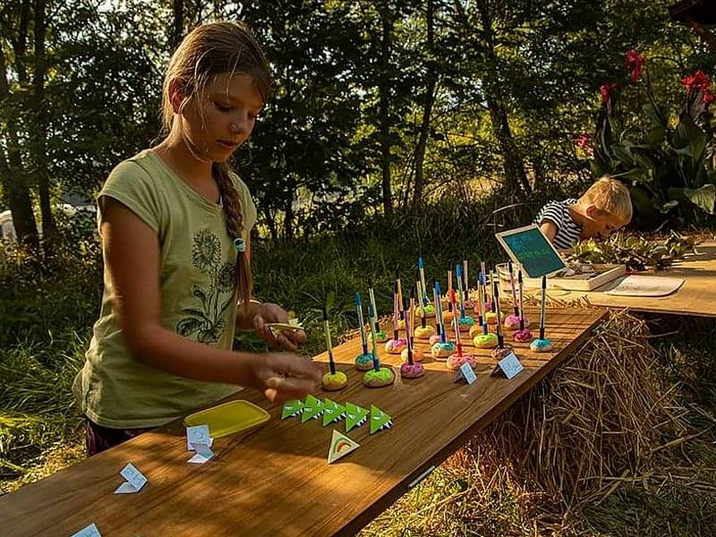 Milovický lesní jarmark je prostor pro představení zdejších alternativních škol a desítky místních výrobců všeho možného.