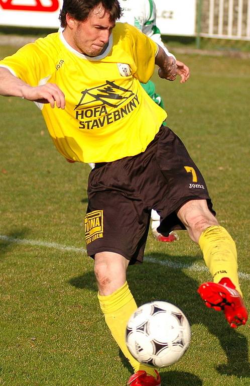 Z utkání krajského přeboru Polaban Nymburk - Litol (ve žlutém) 0:2.