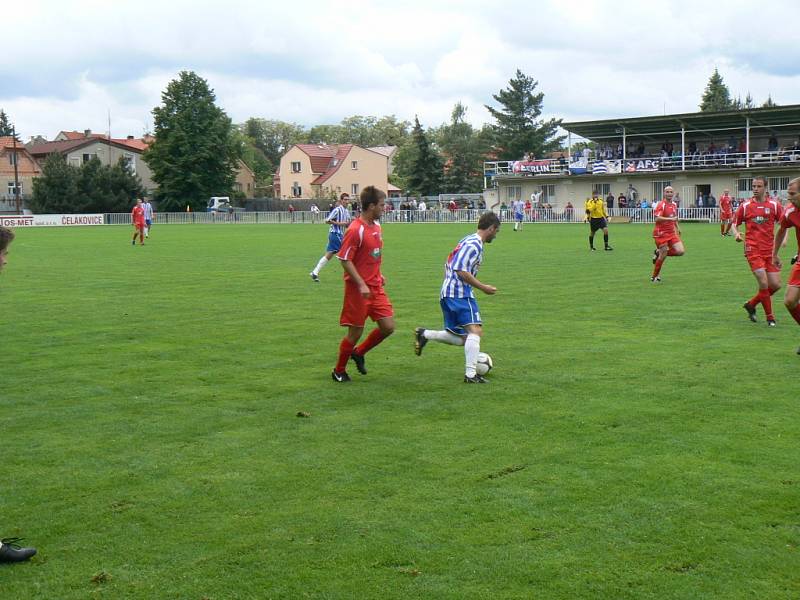 Z fotbalového utkání divize Čelákovice - Chomutov (0:1).