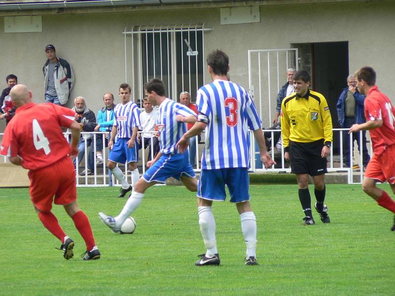 Z fotbalového utkání divize Čelákovice - Chomutov (0:1).