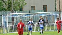 Z fotbalového utkání divize Čelákovice - Chomutov (0:1).