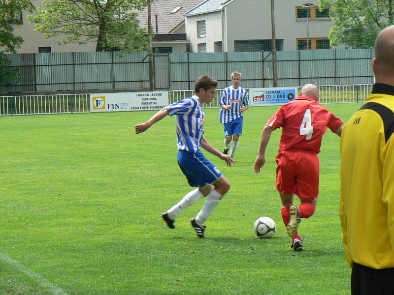 Z fotbalového utkání divize Čelákovice - Chomutov (0:1).