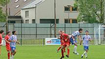 Z fotbalového utkání divize Čelákovice - Chomutov (0:1).