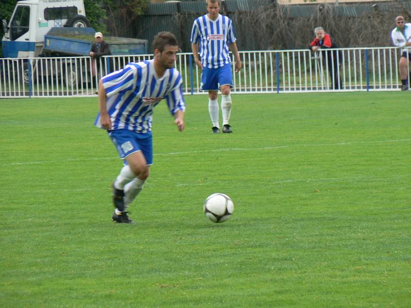 Z fotbalového utkání divize Čelákovice - Chomutov (0:1).