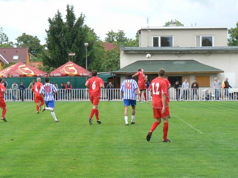 Z fotbalového utkání divize Čelákovice - Chomutov (0:1).