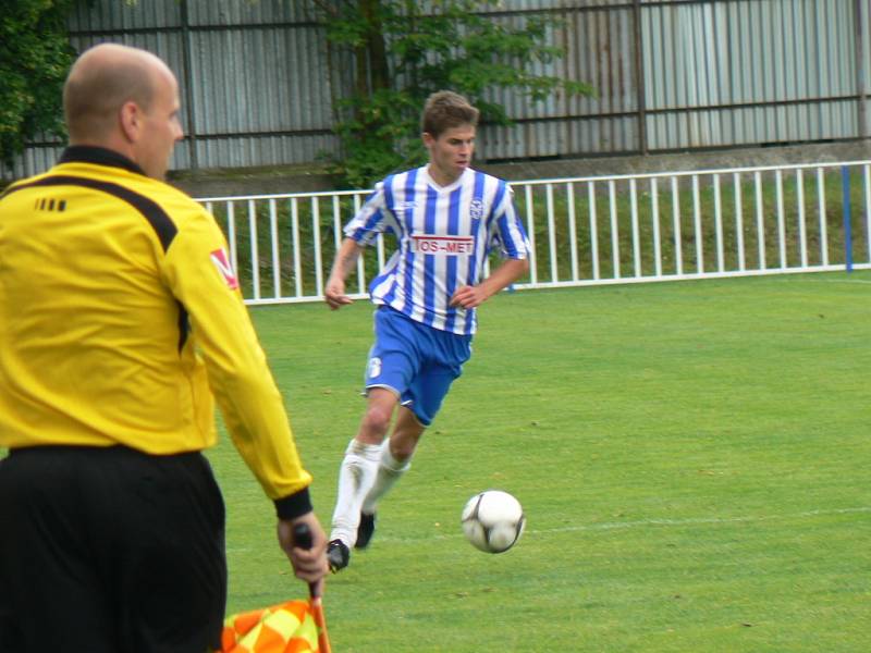 Z fotbalového utkání divize Čelákovice - Chomutov (0:1).