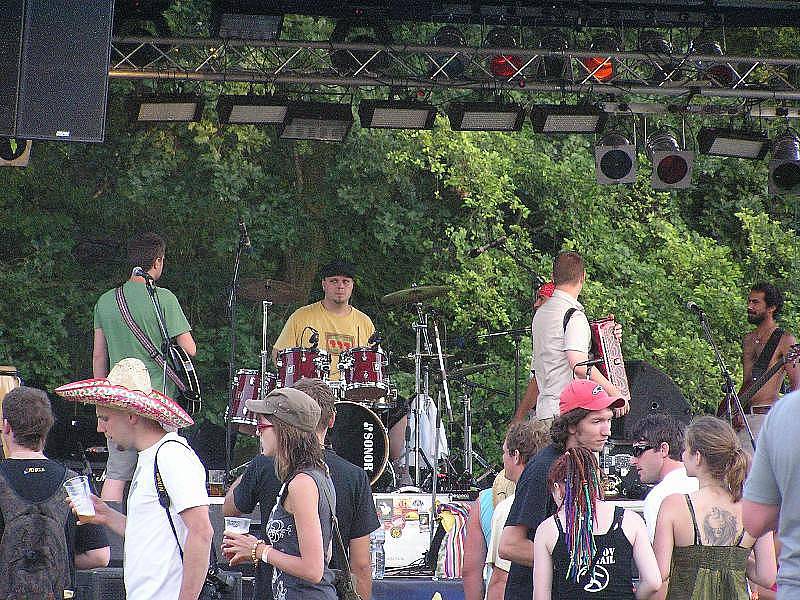 Druhý ročník ska a reggae festivalu u jezera v Sadské roztančil přes tisíc lidí. 