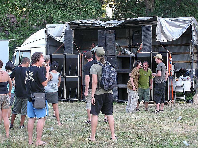 Druhý ročník ska a reggae festivalu u jezera v Sadské roztančil přes tisíc lidí. 