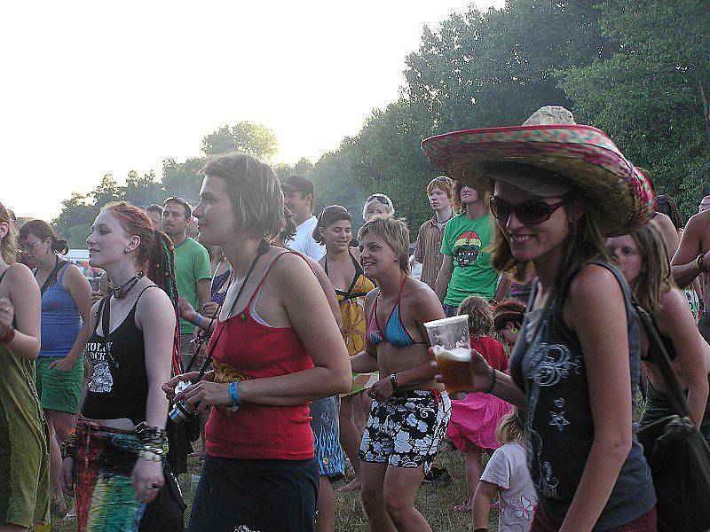 Druhý ročník ska a reggae festivalu u jezera v Sadské roztančil přes tisíc lidí. 