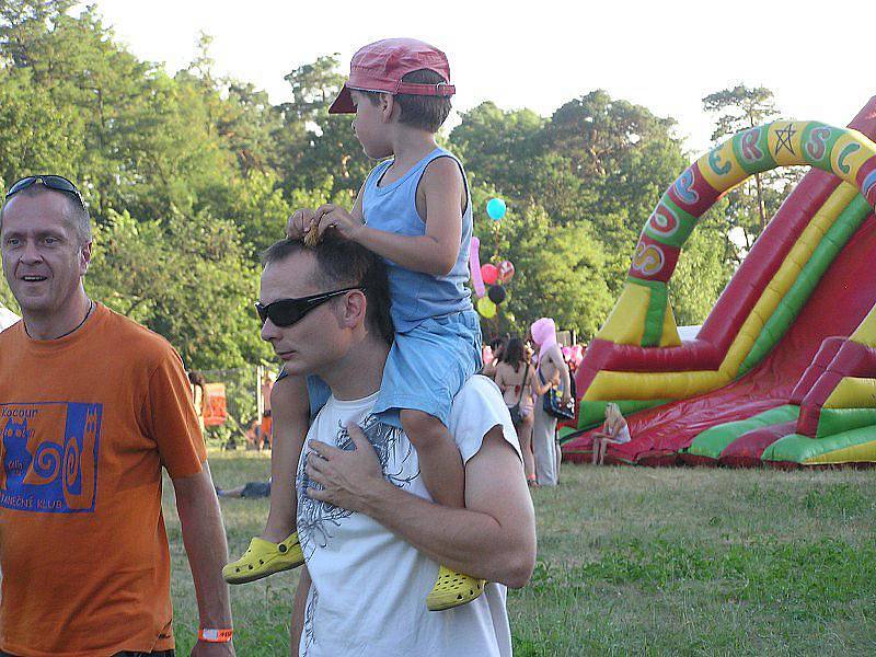 Druhý ročník ska a reggae festivalu u jezera v Sadské roztančil přes tisíc lidí. 