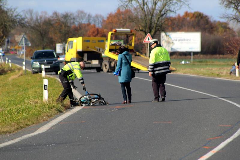 Situace na místě po tragické nehodě u Nymburka, při níž zemřela dvaašedesátiletá cyklistka.