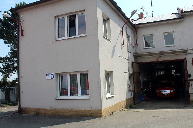 Dosavadní sídlo dobrovolných hasičů na dvoře HZS Nymburk.