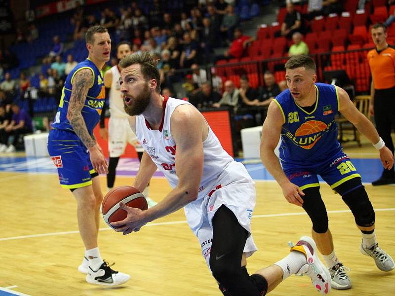 Z basketbalového utkání play off NBL Nymburk - Ústí nad Labem (93:70)