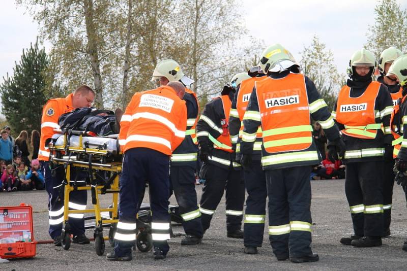 Na branném dnu v bývalém vojenském prostoru u Milovic se představili policisté, hasiči i záchranka. 