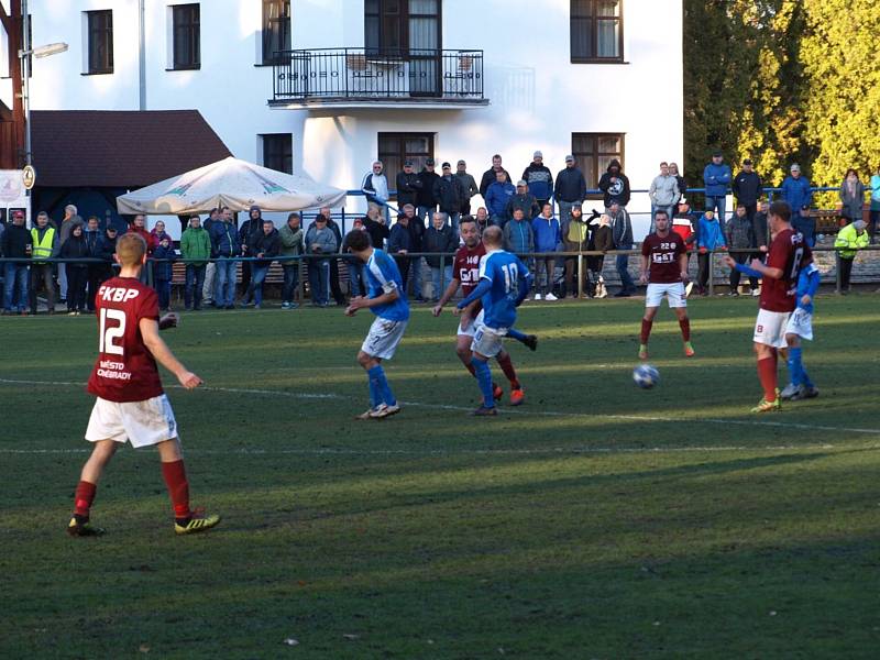 Fotbalisté Bohemie Poděbrady (v rudém) vyhráli doma okresní derby nad Vykání 2:1.