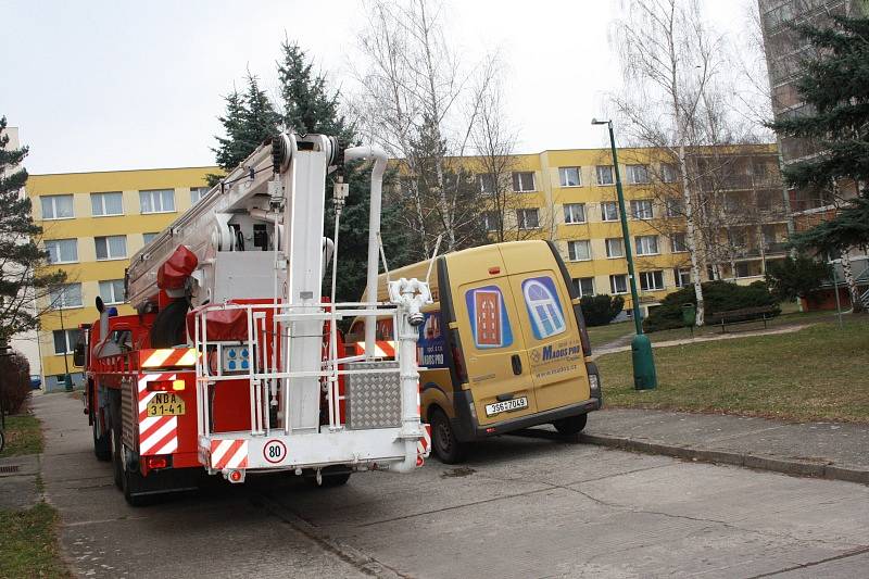 Hasiči při kontrole průjezdnosti sídliště