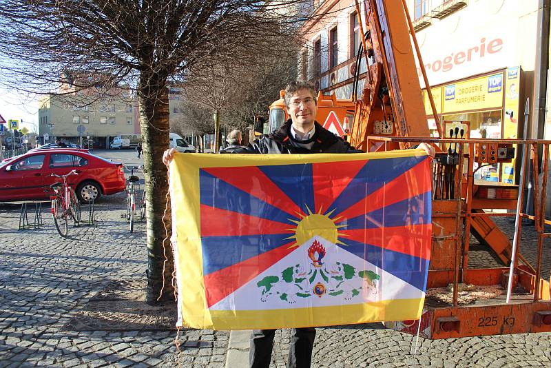 Starosta Pavel Fojtík v pátek ráno vyvěsil na nymburskou radnici tibetskou vlajku.