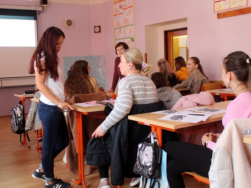 Ukrajinci na výuce českého jazyka v nymburské zdravotnické škole.