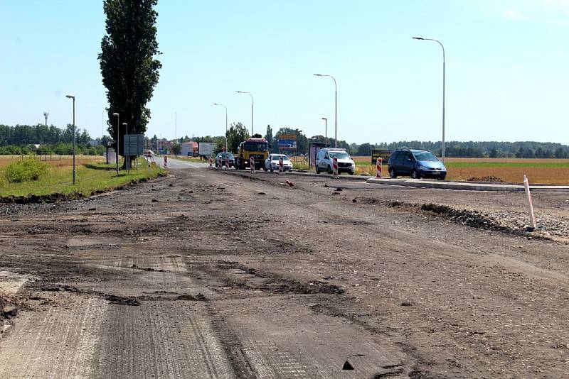 Velký a oválný kruhový objezd, který od jara roste mezi Poděbrady a Pískovou Lhotou, má už jižní část své trasy prakticky dokončenou.